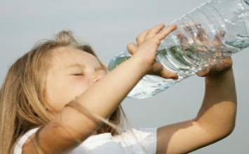 Thói quen sai lầm khi uống nước kiểu gì bạn cũng mắc